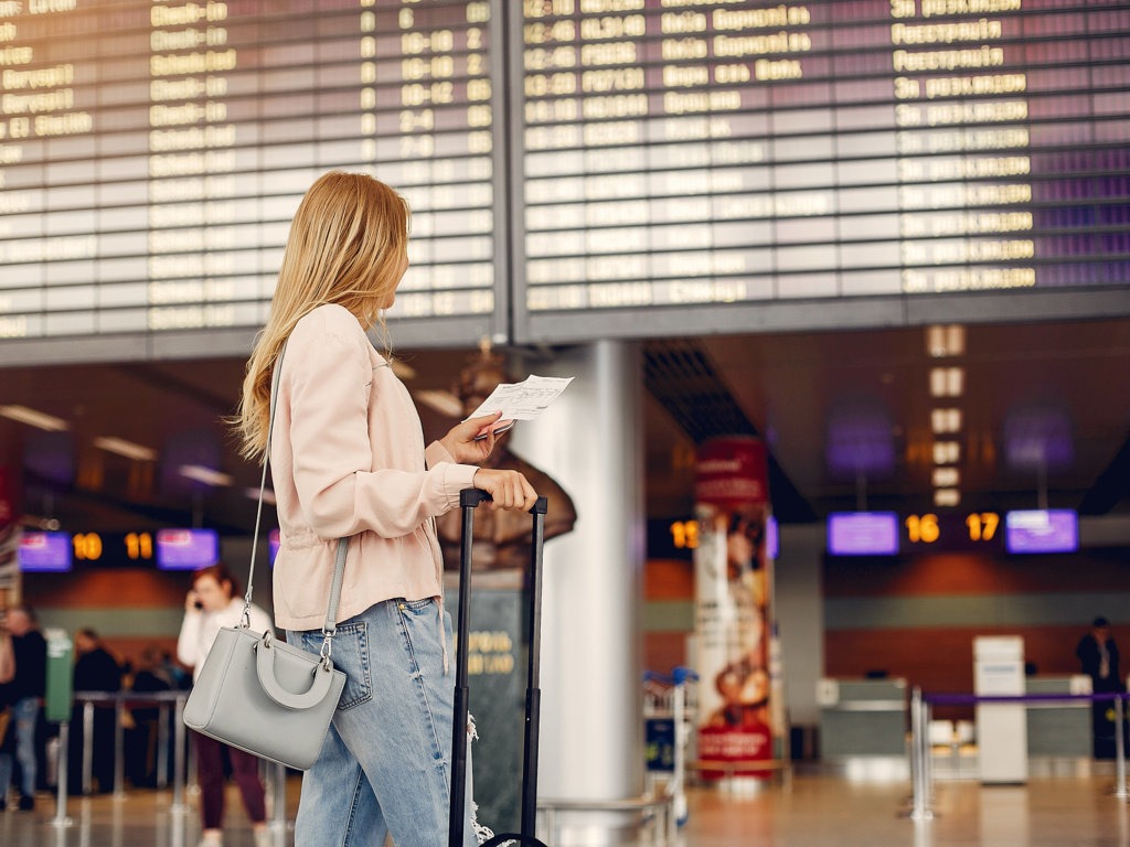 hermosa chica de pie en el aeropuerto o 1